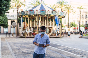 Chico joven de negocios con tablet 