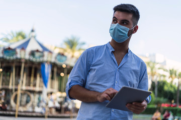 Chico joven de negocios con tablet 