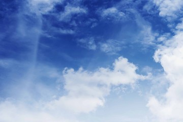 Fototapeta premium The sky is blue with beautiful clouds.