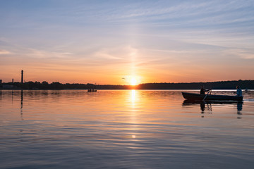 Obraz premium Sunset over Lake Senezh in Solnechnogorsk. Boats, hang glider
