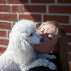 Porträt einer Frau mit ihrem weißem Pudel