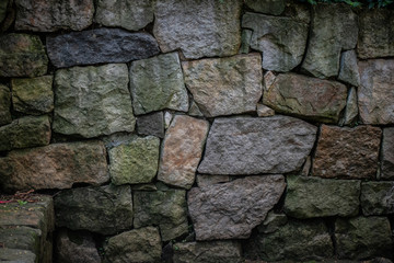 muro construido con piedras de color oscuro