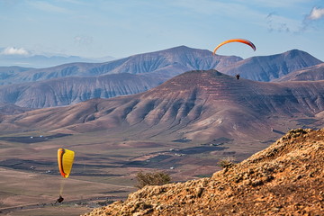 Auf der Kanareninsel Lanzarote finden Paraglider ideale Wetterbedingungen für ihren Sport
