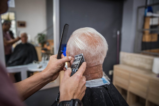 Fotografia dal Barbiere che mostra come vengono tagliati i capelli ai suoi clienti