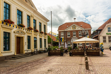 Am Markt mit Rathaus Esens im Harlingerland