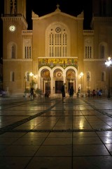 Obraz premium Night view of Mitropolis square in Athens, with Annunciation cathedral