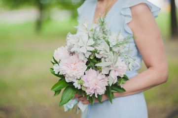 Obraz na płótnie Canvas Wedding bouquet in brides hands