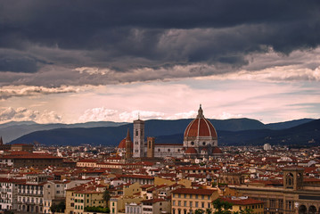 Fototapeta premium florencia panorámica bajo tormenta