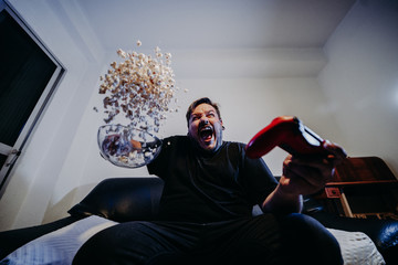 Gamer enfadado juego electronico palomitas jugador