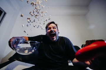 Gamer enfadado juego electronico palomitas jugador
