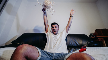 Gamer enfadado juego electronico palomitas jugador