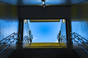 地下鉄駅出口の風景-青空