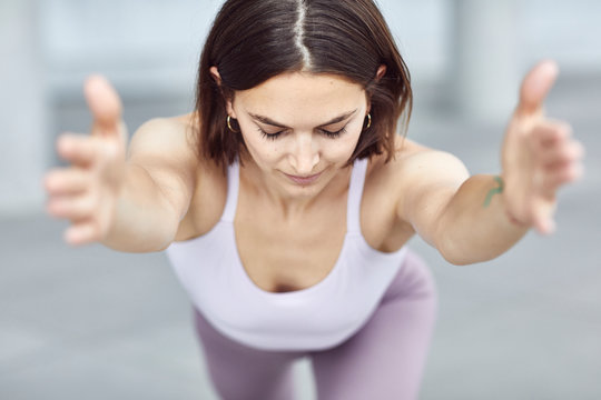 gl&uuml;ckliche Frau/M&auml;dchen in Pastell gekleidet macht Outdoor Yoga &Uuml;bungen/Sonnegru&szlig; in moderner Beton Architektur. Urbanes Leben. 