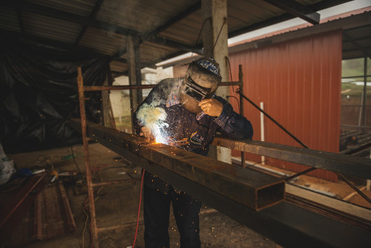 El Oro / Ecuador - 2017 : A welder at his job, welding metal bars together