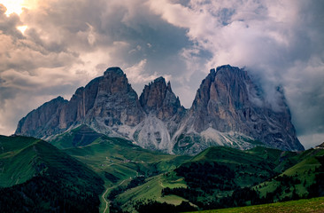 Sassolungo sotto le nubi minacciose