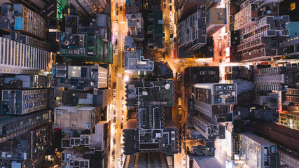 Vue aérienne de dessus des bâtiments du quartier du centre-ville dans la lumière de la ville de nuit. Vue à vol d& 39 oiseau depuis le drone de l& 39 infrastructure de la métropole du paysage urbain, traversant les rues avec des voitures garées. Infrastru