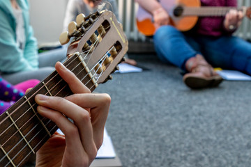 F-Dur Akkord auf der Gitarre