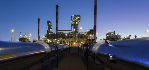 Fototapeta Pipelines leading to an oil refinery obraz