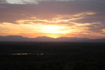 Atardecer espectacular en tonos rojos y naranjas