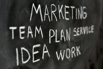 Palabras de marketing  escritas a mano con una tiza en la pizarra © KukiLadrondeGuevara