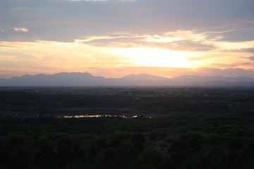 Atardecer espectacular en tonos rojos y naranjas