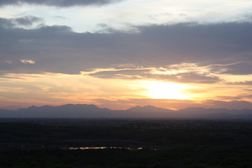 Atardecer espectacular en tonos rojos y naranjas
