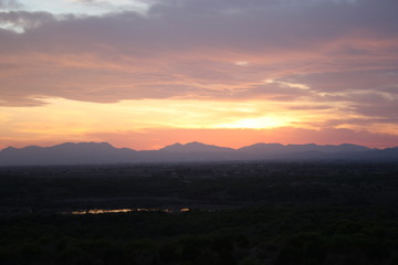 Atardecer espectacular en tonos rojos y naranjas