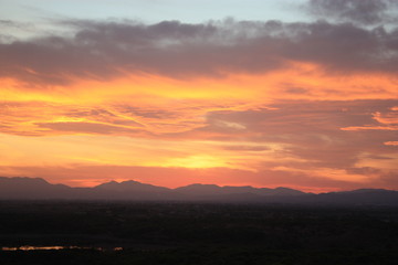 Atardecer espectacular en tonos rojos y naranjas