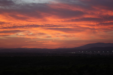 Atardecer espectacular en tonos rojos y naranjas