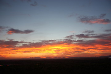 Atardecer espectacular en tonos rojos y naranjas