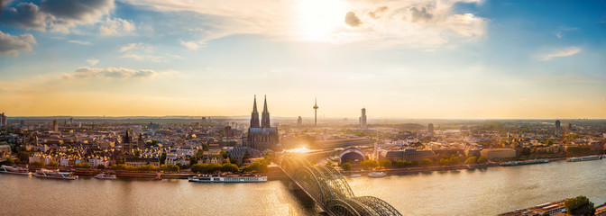 Panorama of Cologne with Cologne Cathedral and the Rhine on a beautiful summer evening - obrazy, fototapety, plakaty