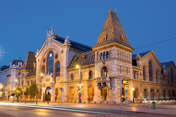 Obraz premium Central Market Hall in Budapest by night