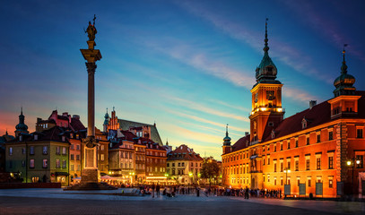 Fototapeta na wymiar Evening view of the historic center of Warsaw. Panoramic view on Royal Castle, ancient townhouses and Sigismund's Column in Old town in Warsaw, Poland.