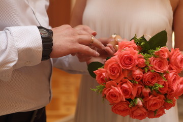 Obraz na płótnie Canvas Puts on a wedding ring. Bride and groom.