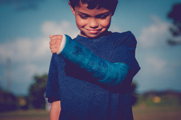 boy with a cast on his arm 