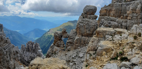 meravigliosa vista delle rocciose Dolomiti in Italia