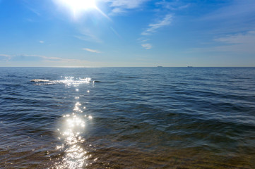 Obraz premium sunset on the sea coast, the sun going below the horizon of the sea