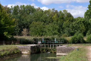 Fototapeta premium Lock on Ourck river in Mareuil-sur-Ourcq village