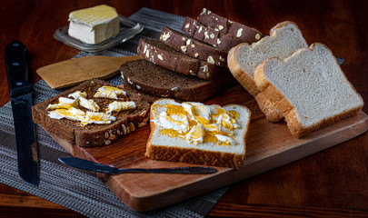 pan blanco y de centeno con miel y mantequilla