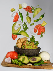guacamole con los ingredientes en el aire