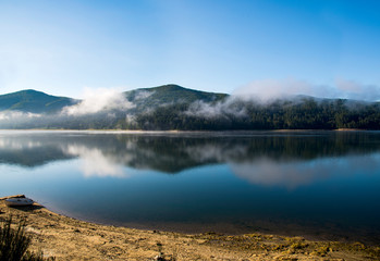 Lago Arvo. Lorica (Calabria)
Lago Arvo al mattino con i monti della Sila che si riflettono sulle...