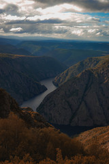 fotos del rio Sil en la Ribeira Sacra en galicia Orense ; Lugo; montañas y el rio 
