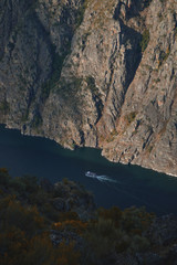 fotos del rio Sil en la Ribeira Sacra en galicia Orense ; Lugo; montañas y el rio ; barco en el rio