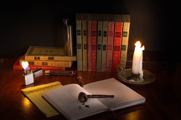 escritorio antiguo de misterio iluminado con luz de vela