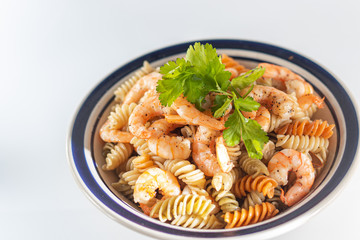 platillo de pasta con camarones a la mantequilla