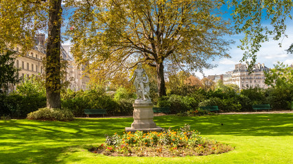 Obraz premium Paris, the Invalides boulevard.