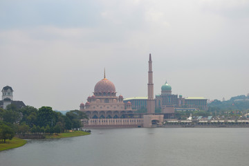 Fototapeta na wymiar The Putra Mosque is the principal mosque of Putrajaya Wilaya, Malaysia