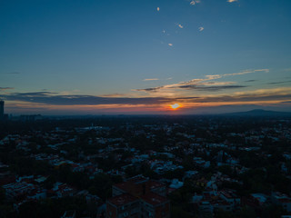 Atardecer visto desde un drone en Ciudad de México