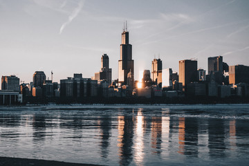 Fototapeta na wymiar chicago skyline at sunset