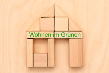 Wohnen im Grünen gedruckt auf Holzwürfel